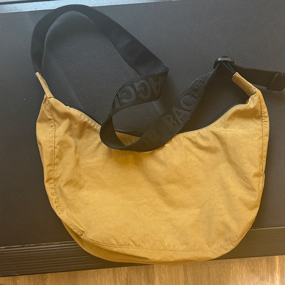 BAGGU Tan medium crescent Bag with Black Strap